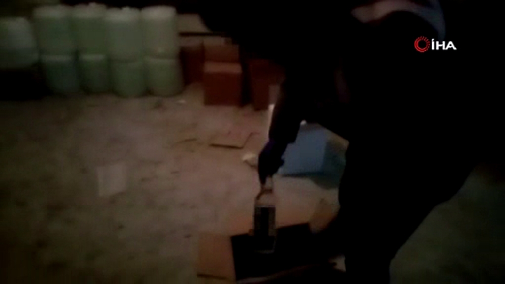 Sahte içki üretti, kendi tekel bayiinde sattı