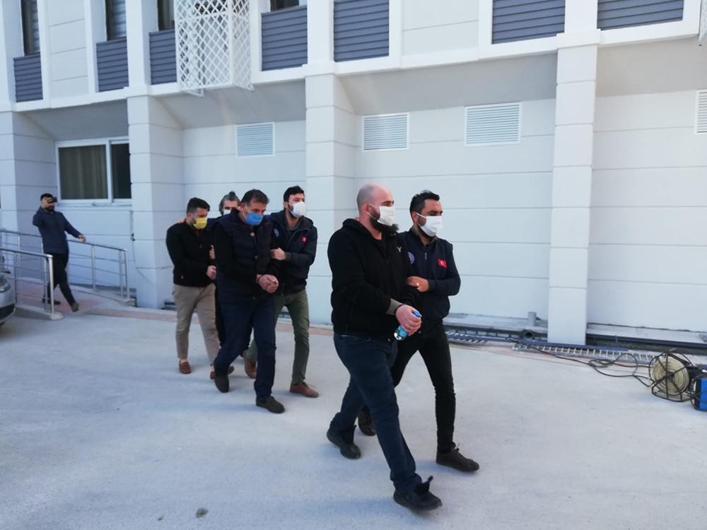 Sahte kimlik düzenleyip, dublör kullandılar, 1 milyonluk dükkanları üzerlerine geçirdiler