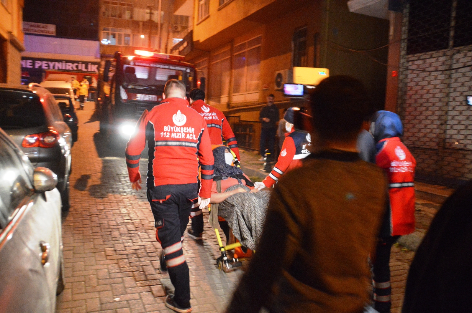 Sahur vakti çıkan yangın apartman sakinlerini sokağa döktü