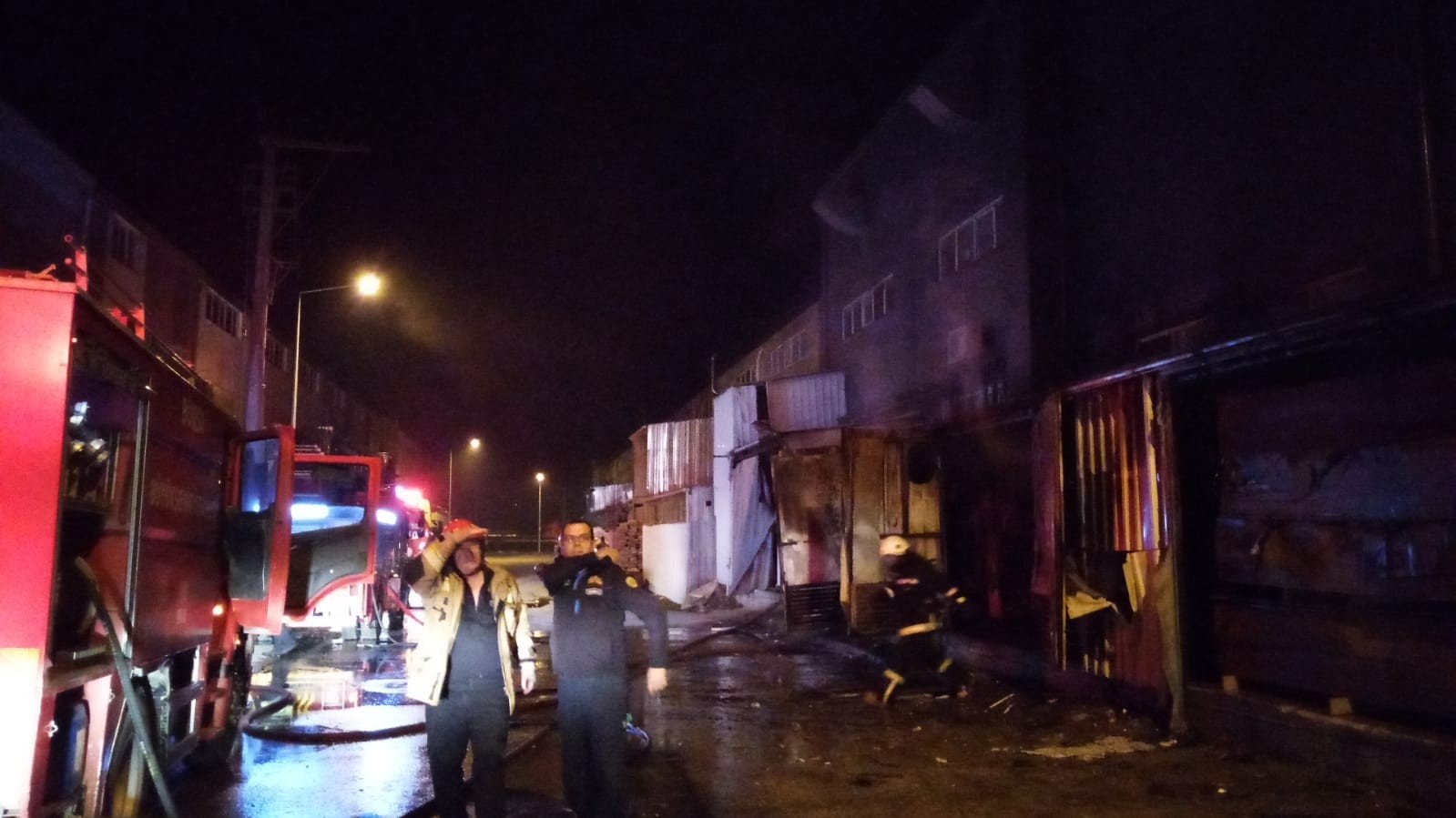 Sahur vakti Mobilya fabrikasındaki yangın korkuttu