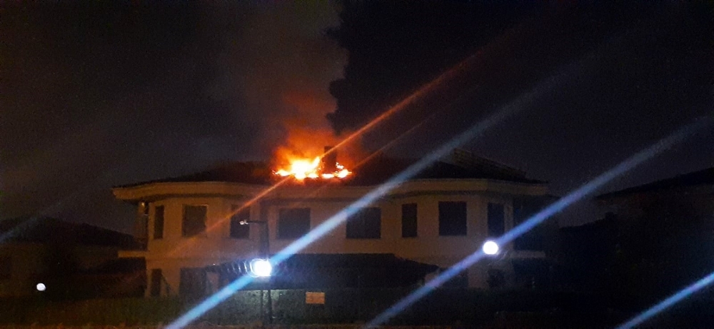 Sakarya’da bir villanın çatısında çıkan yangın paniğe neden oldu