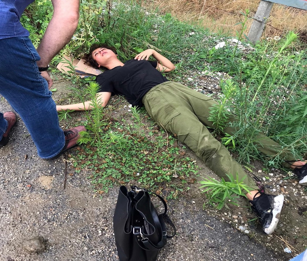 Sakarya’da genç kadını darp ederek yol kenarına attılar