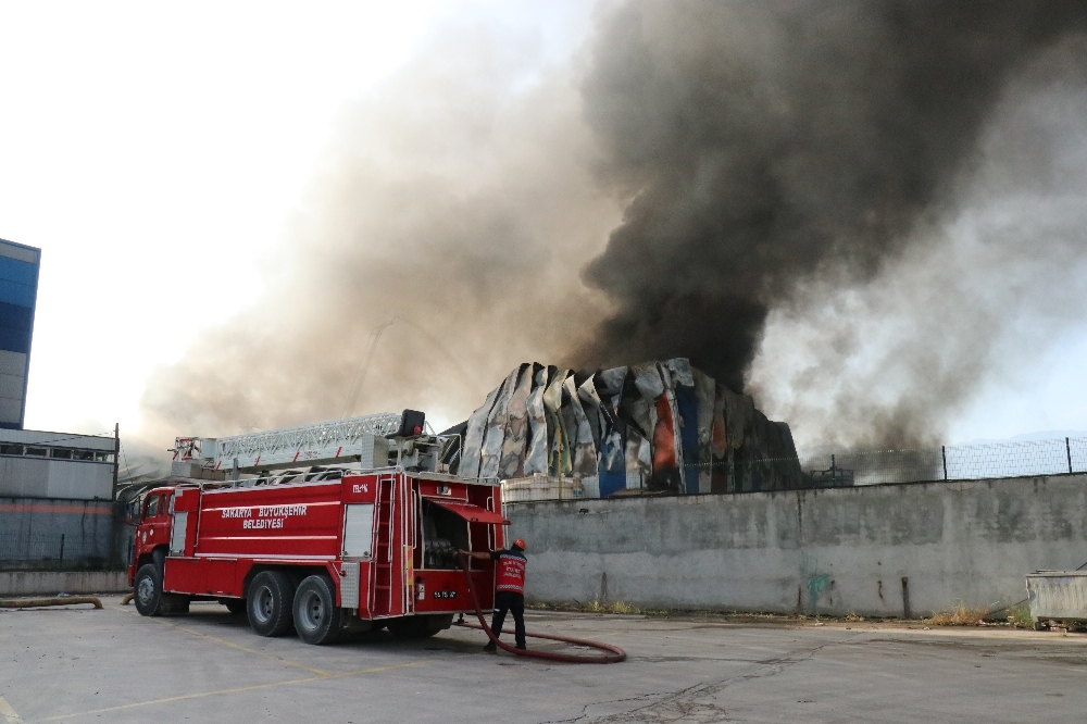 Sakarya’da geri dönüşüm tesisi alevlere teslim oldu