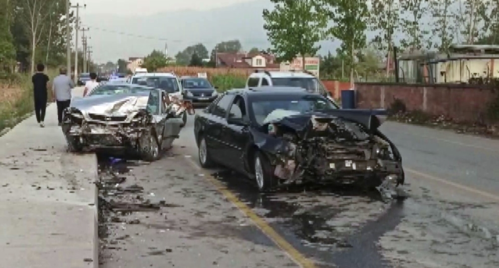 Sakarya’da iki araç kafa kafaya çarpıştı: 3 yaralı