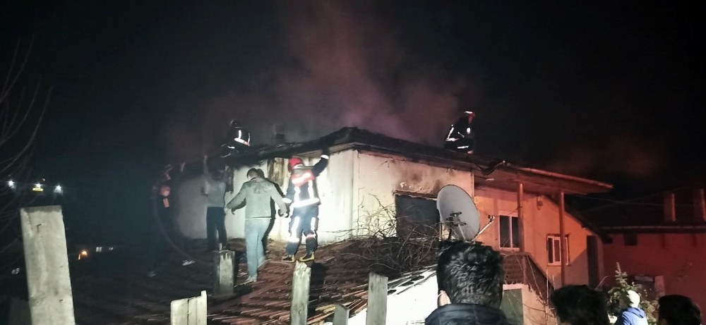 Sakarya’da iki katlı ahşap evin çatı katı alev alev yandı