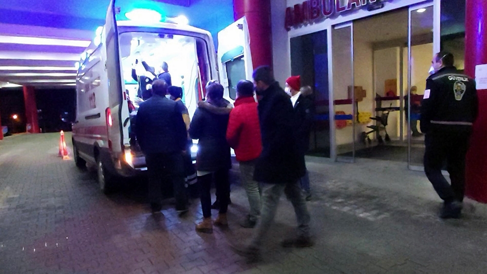 Sakarya’da ilginç kaza: Savrulan traktördeki av tüfeği patladı, sürücü yaralandı