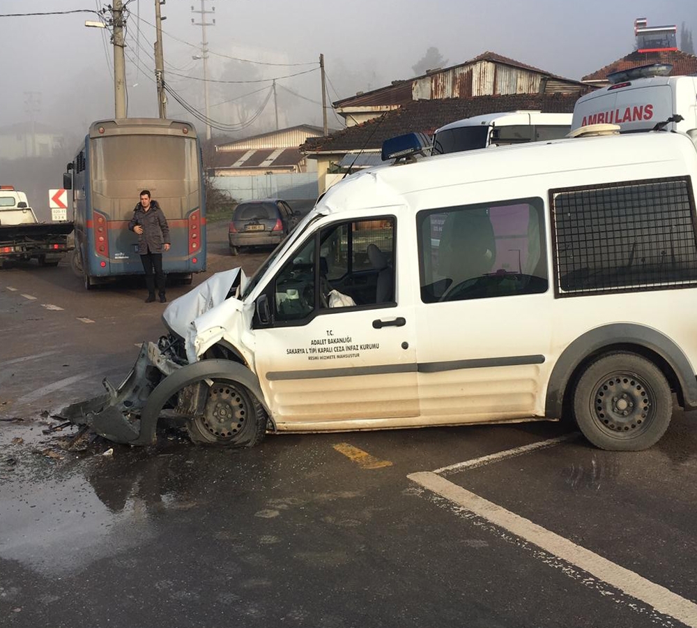Sakarya’da mahkumları taşıyan cezaevi aracı kaza yaptı: 6 yaralı