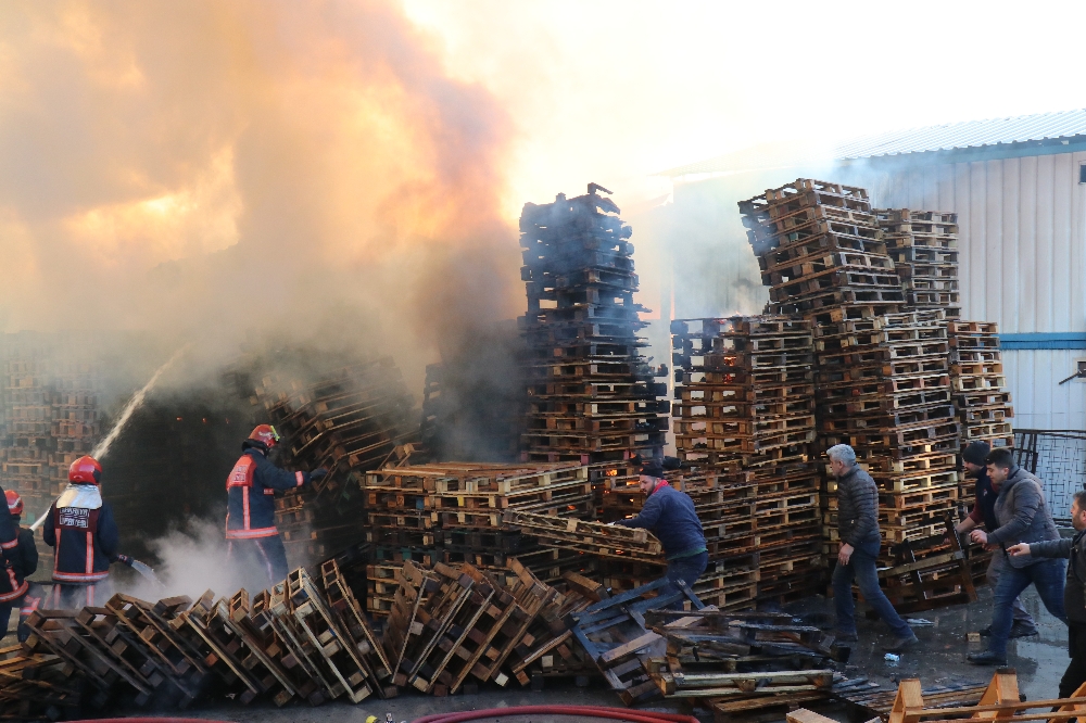 Sakarya’da palet fabrikasında yangın: 2 kişi dumandan etkilendi