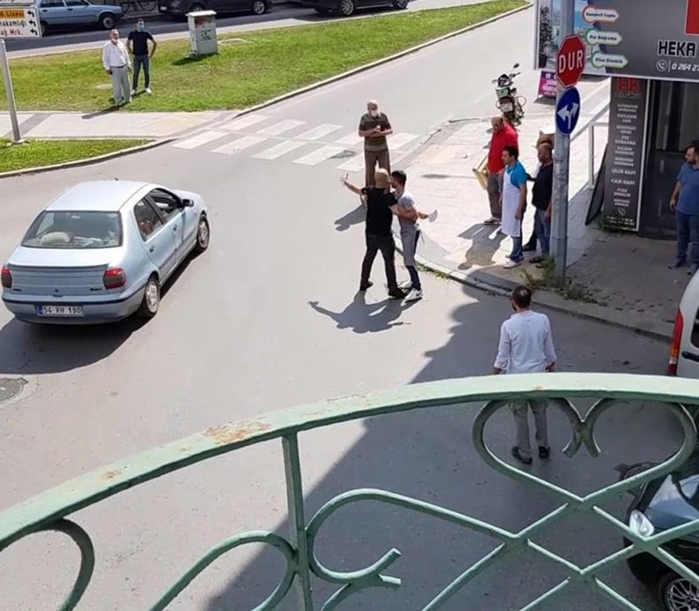 Sakarya’da şehir merkezinde satırlı dehşet
