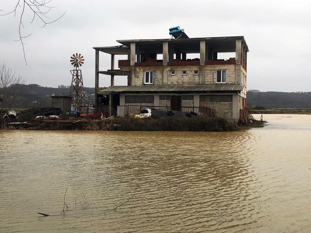 Sakarya’da su baskını nedeniyle bir mahalle sular altında kaldı