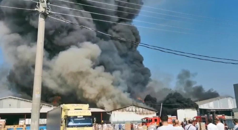 Sakarya’da süpermarketin deposu alev alev yanıyor