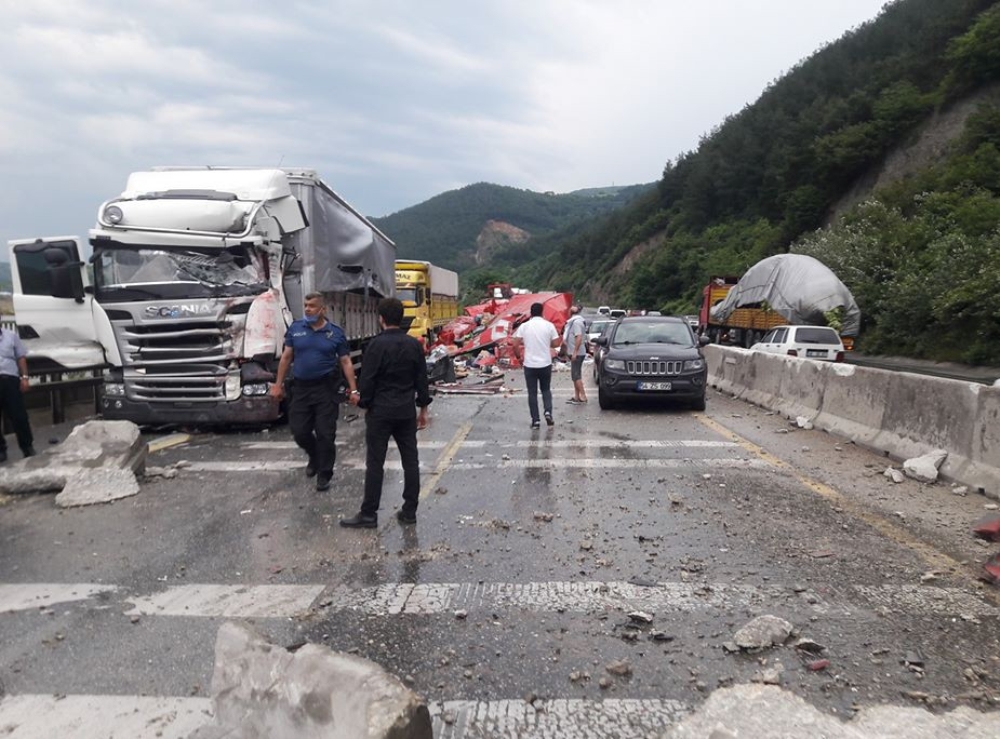 Sakarya’da tır ortalığı savaş alanına çevirdi: 5 yaralı