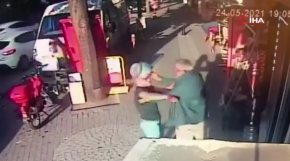 Saldırdığı kişi piknik tüpüyle kafasına vurdu, o anlar kamerada