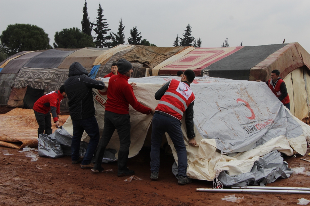 Saldırılardan kaçan Suriyeliler boş arazilere çadır kuruyor