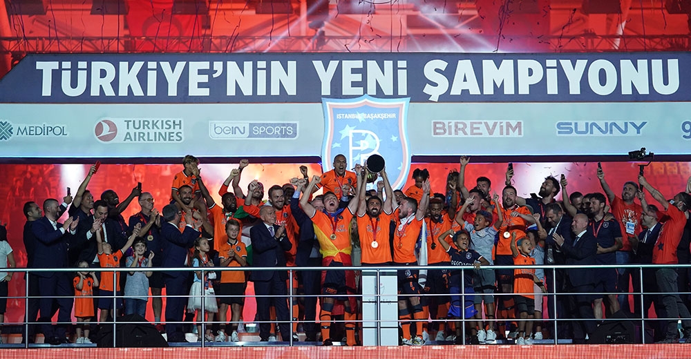 Şampiyon Başakşehir kupasını aldı