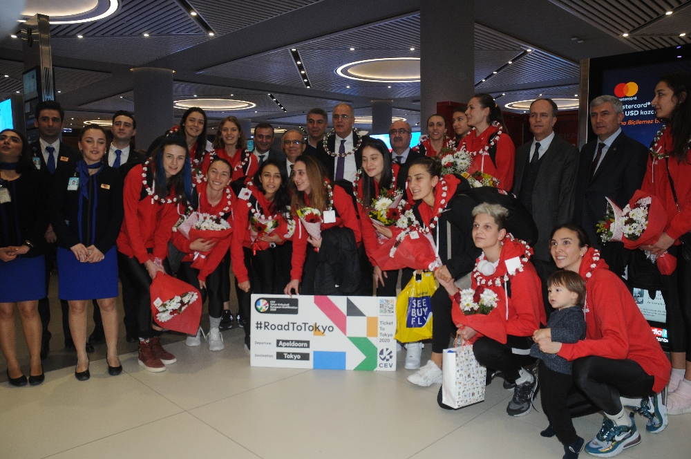 Şampiyon milliler yurda döndü