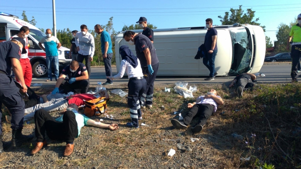 Samsun’da minibüs devrildi: 15 yaralı