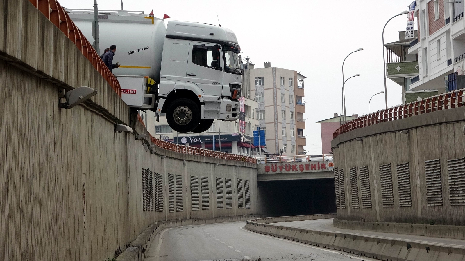 Samsun’da park halindeyken hareket eden tanker geçidin üzerinde asılı kaldı