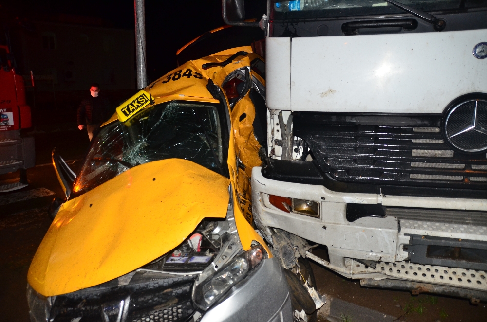 Samsun’da tır ticari taksiye çarptı: 3 yaralı