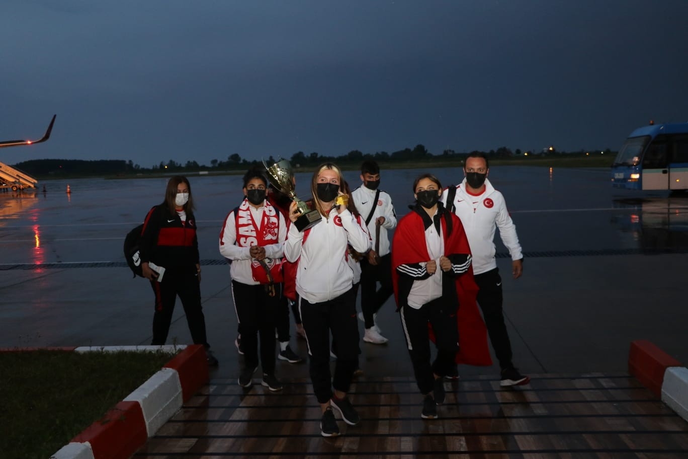 Samsun’un dünya şampiyonları çiçekle karşılandı