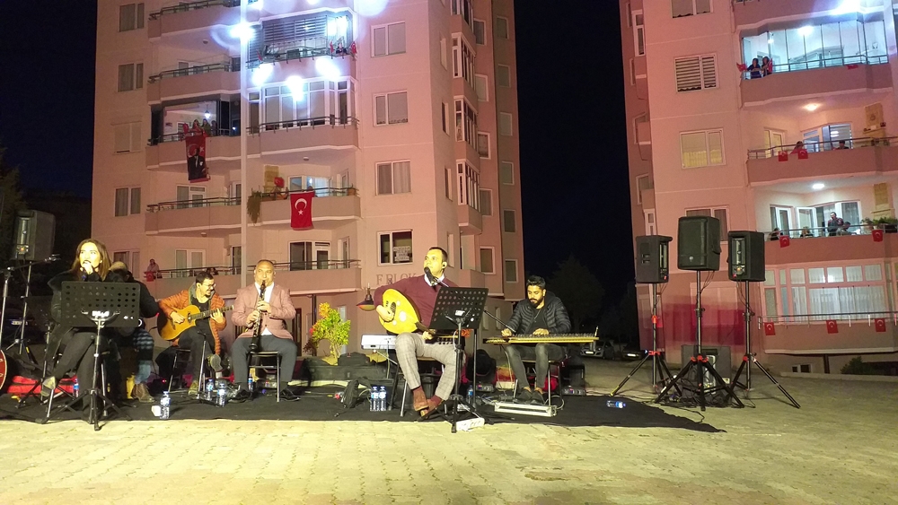 Sanatçılar söyledi, onlar balkondan eğlendi
