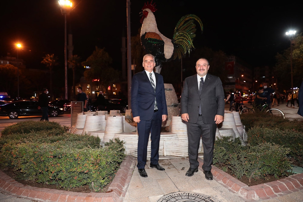 Sanayi ve Teknoloji Bakanı Varank, Denizli horozu önünde poz verdi