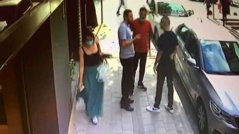 Sancaktepe’de 3 kişi arasında çıkan kavga böyle görüntülendi