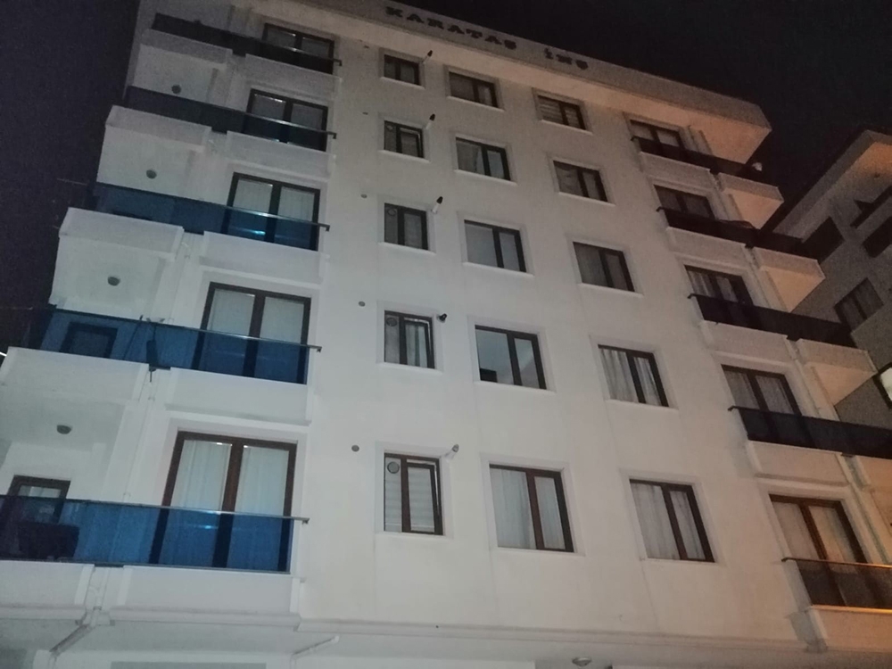 Sancaktepe’de 6 katlı binanın temeli oynadı; bina sakinleri tahliye edildi