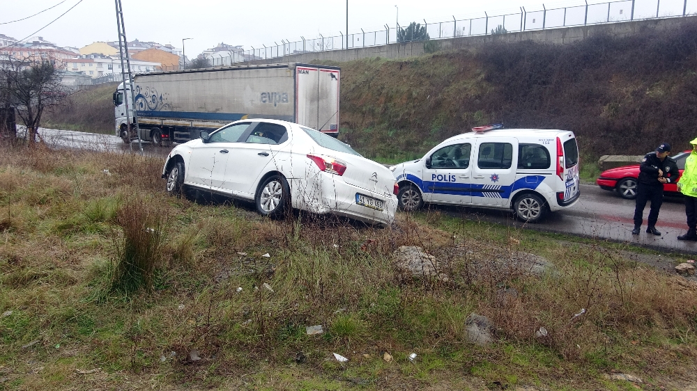 Sancaktepe’de hırsız polis kovalamacası kazayla bitti