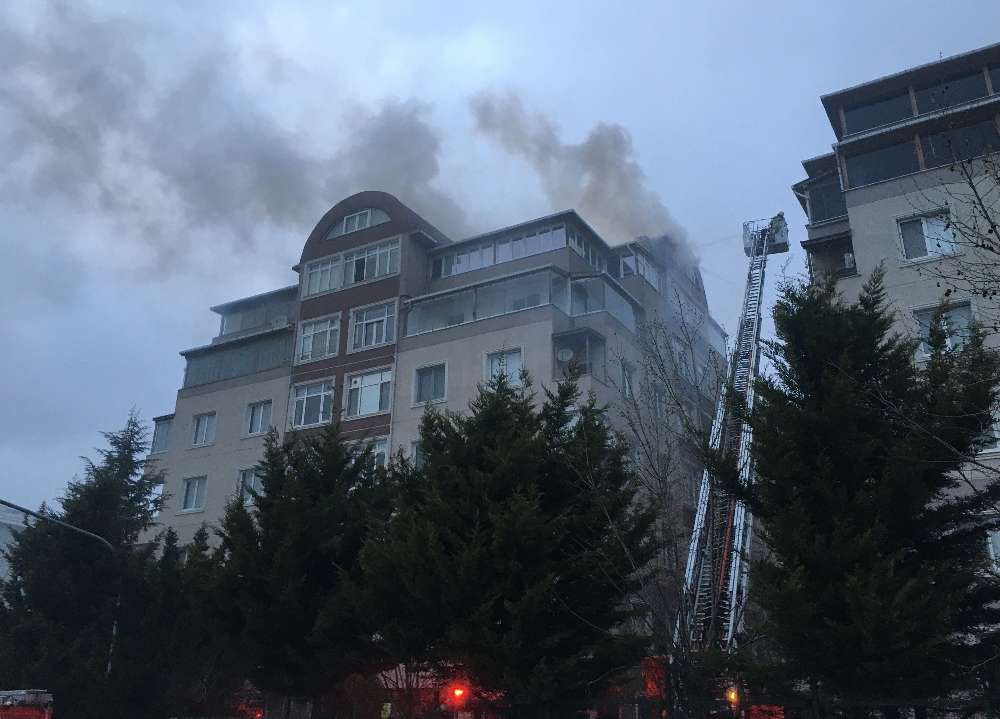 Sancaktepe’de korkutan yangın: Çatı katı alev alev yandı