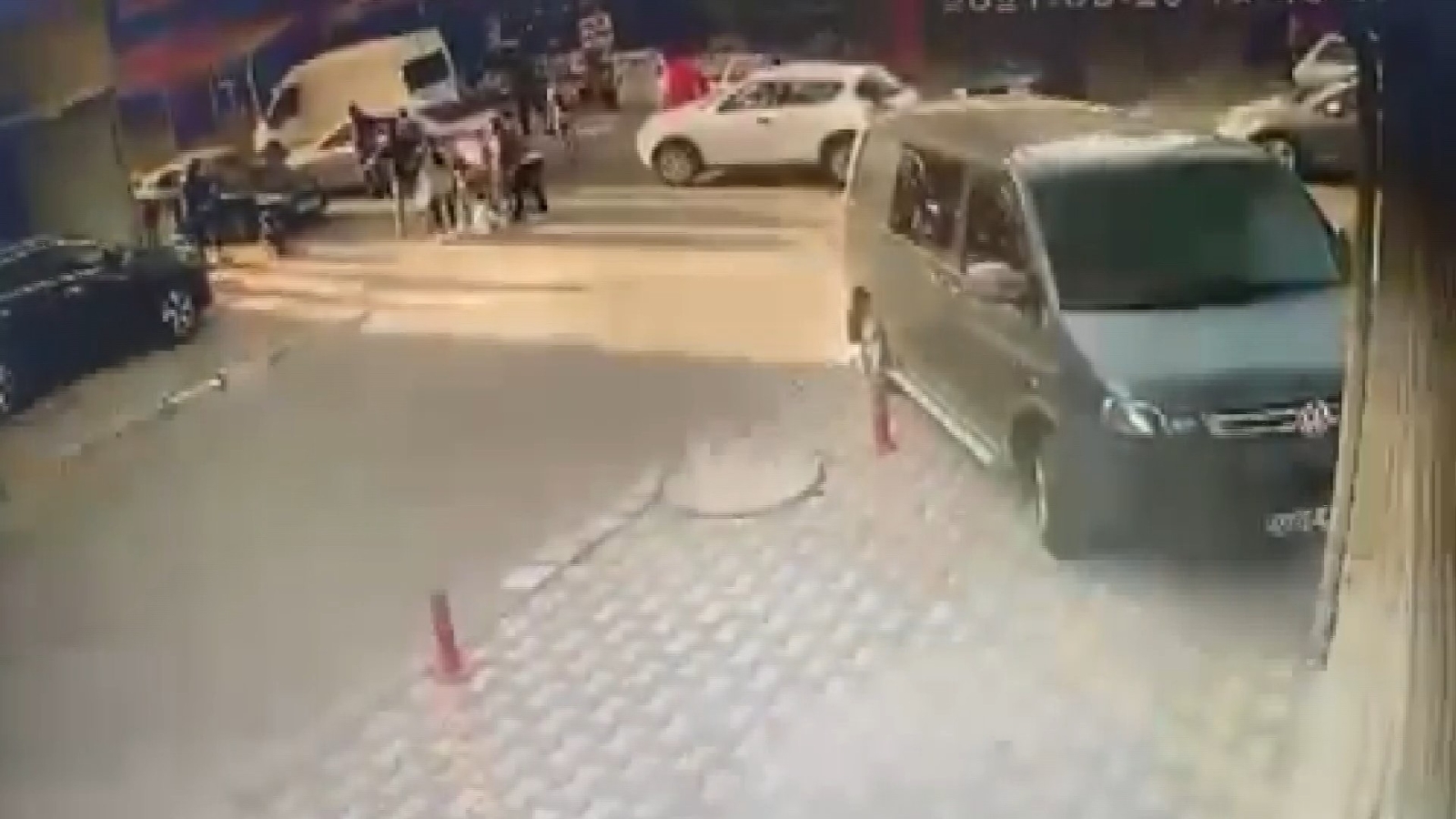 Sancaktepe’de otomobilin çarptığı iki kardeş yola savruldu