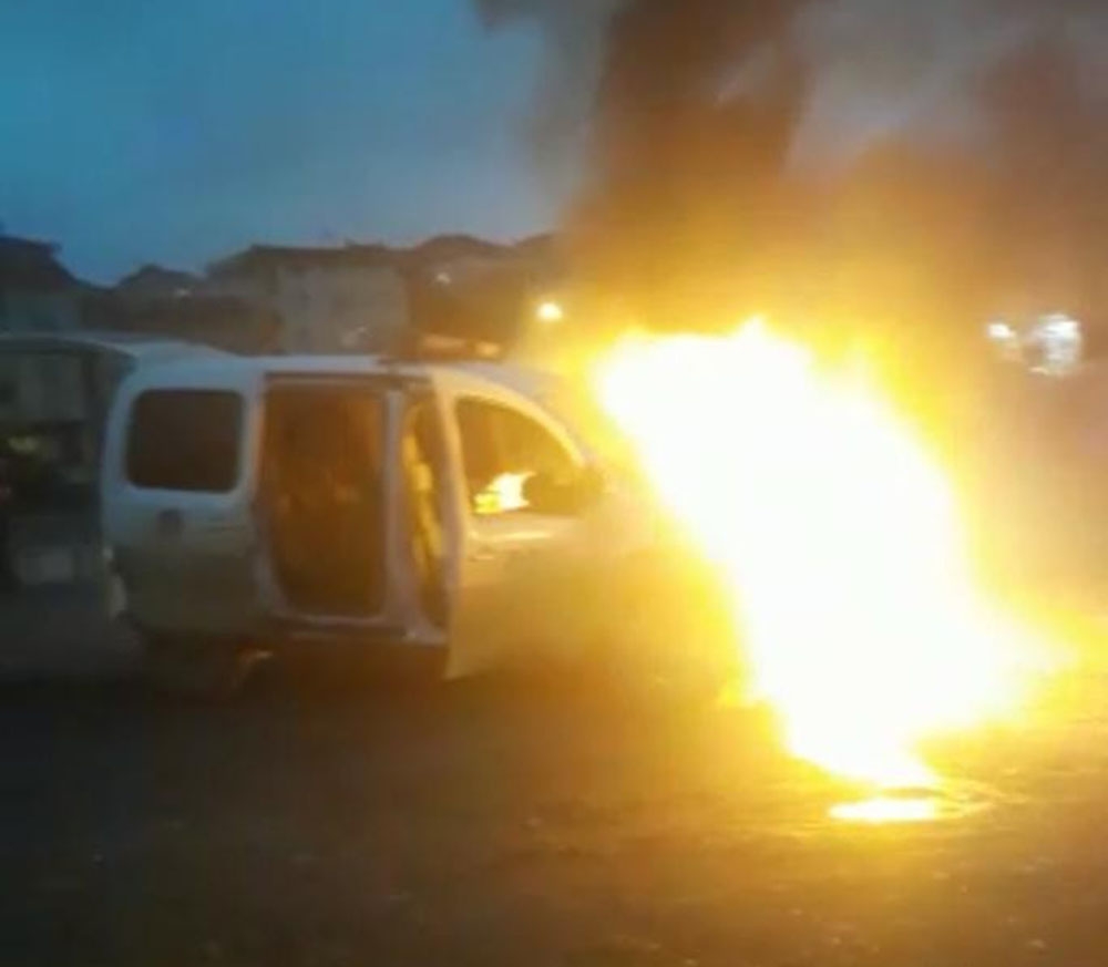 Sancaktepe’de polis aracı alev alev yandı