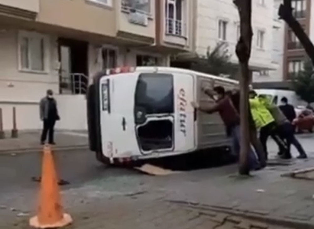Sancaktepe’de servis minibüsü devrildi: 1 yaralı