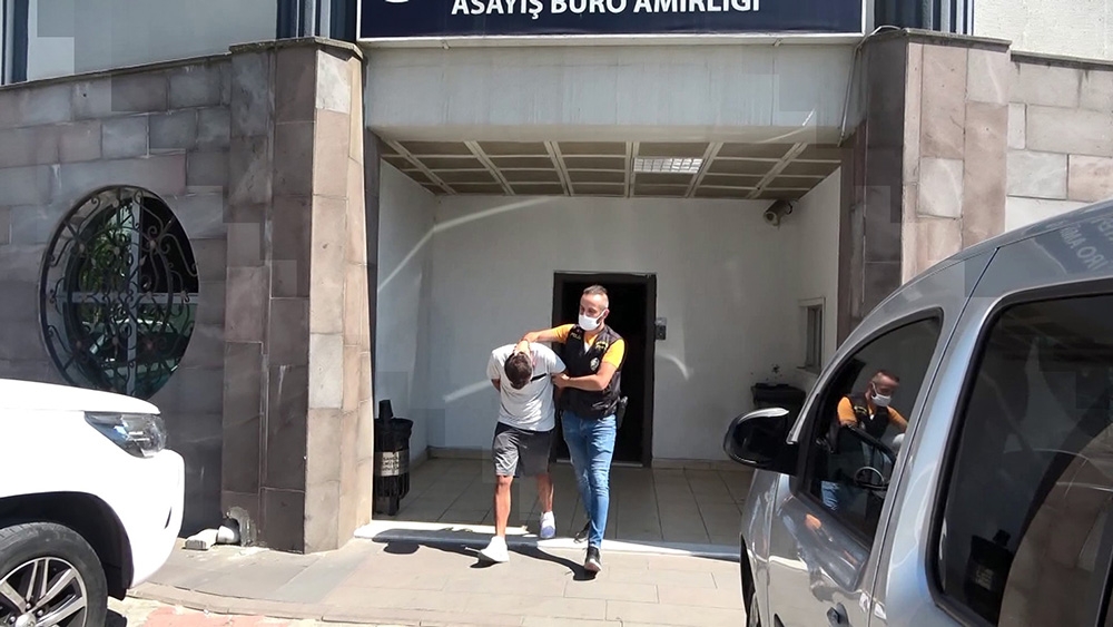 Sancaktepe’de yakalanan uyuşturucu tacirleri adliyeye sevk edildi