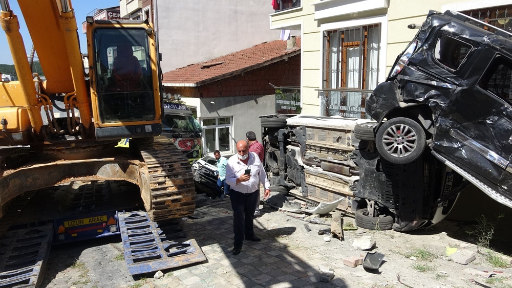 Sancaktepe’de yokuş aşağı kayan tır dört araca çarparak durabildi