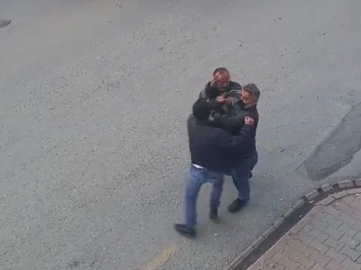 Sancaktepe’de yol verme kavgası: Tekme ve yumruklar havada uçuştu