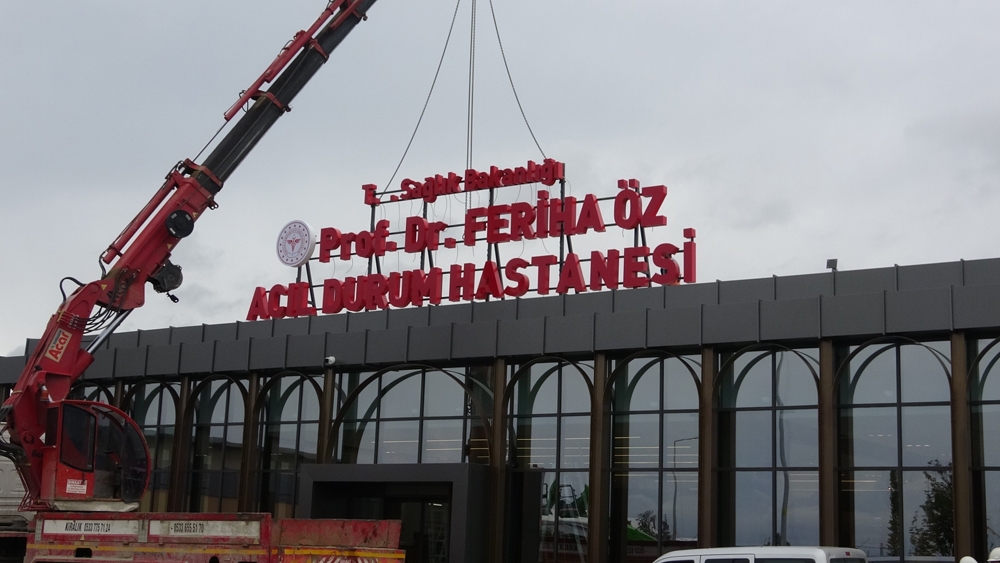 Sancaktepe’deki Prof. Dr. Feriha Öz Acil Durum Hastanesi’nin tabelası asıldı
