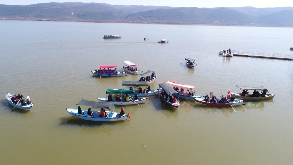 Sandalla göle açılarak kadın haklarına dikkat çektiler