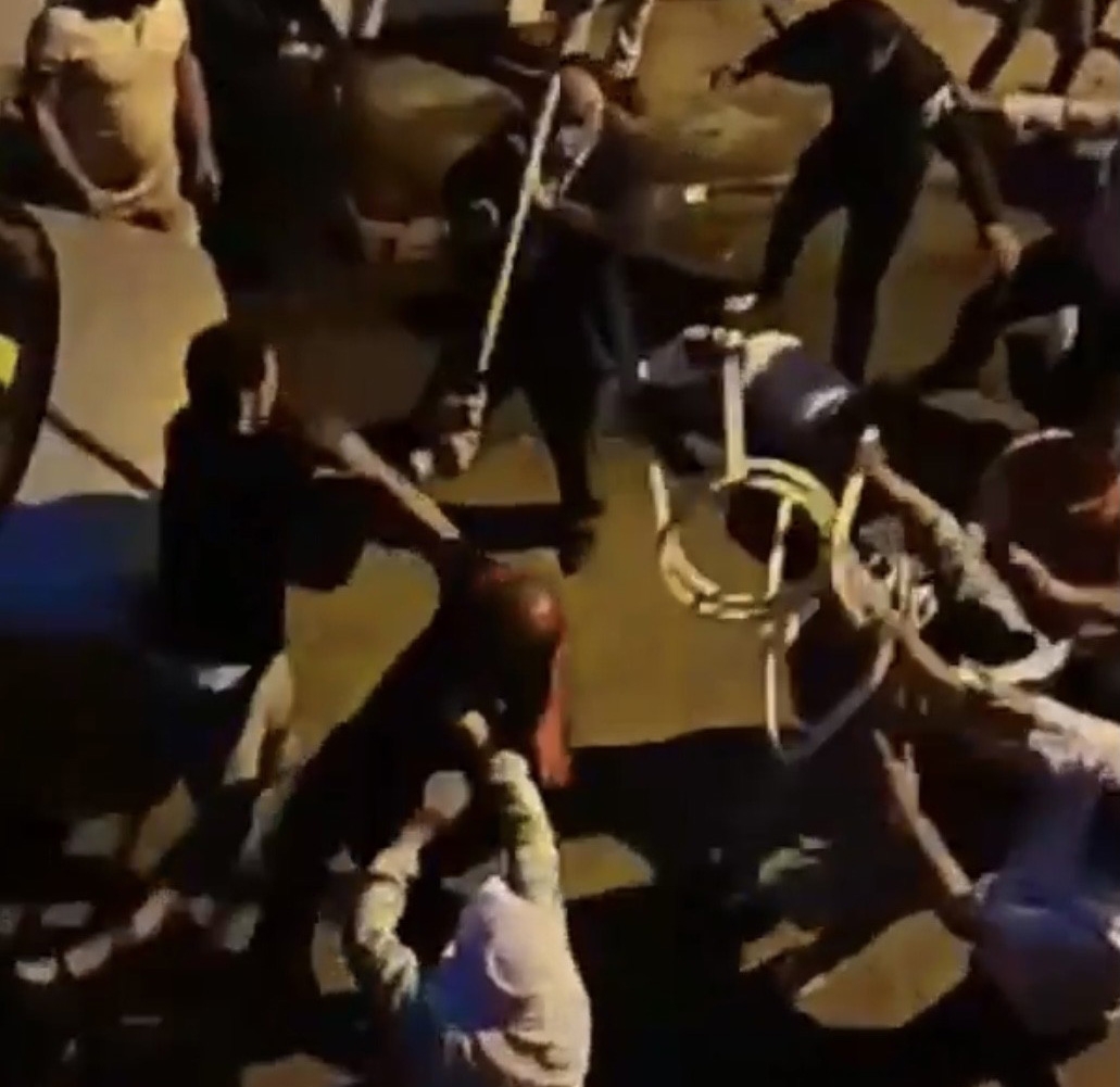 Sandalyeler sopalar böyle havada uçtu...Polis havaya ateş açmak zorunda kaldı