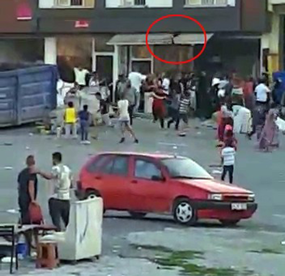 Sandalyelerin havada uçuştuğu komşu kavgası kamerada