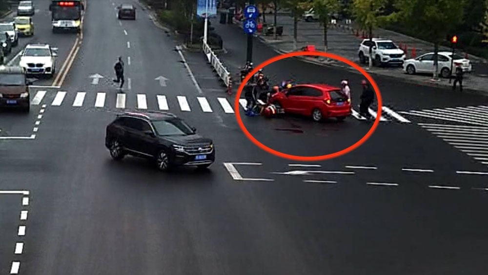 Saniyeler İçinde Aracın Altından Çıkardılar