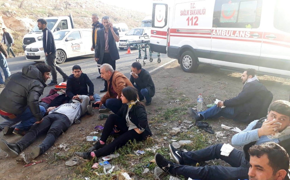 Şanlıurfa’da işçi servisleri kaza yaptı: 18 yaralı