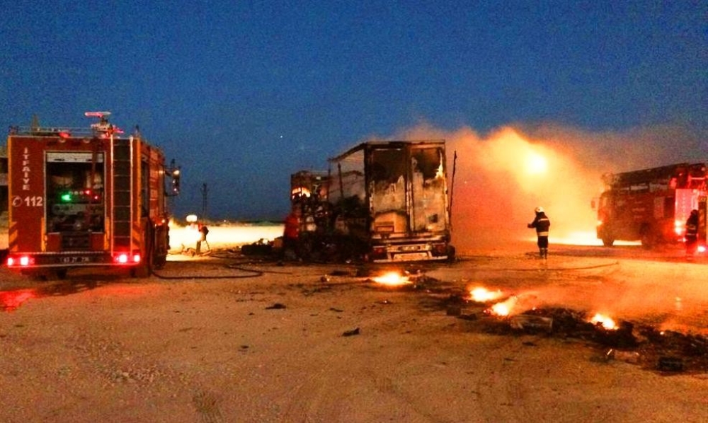 Şanlıurfa’da kargo yüklü tır alev alev yandı