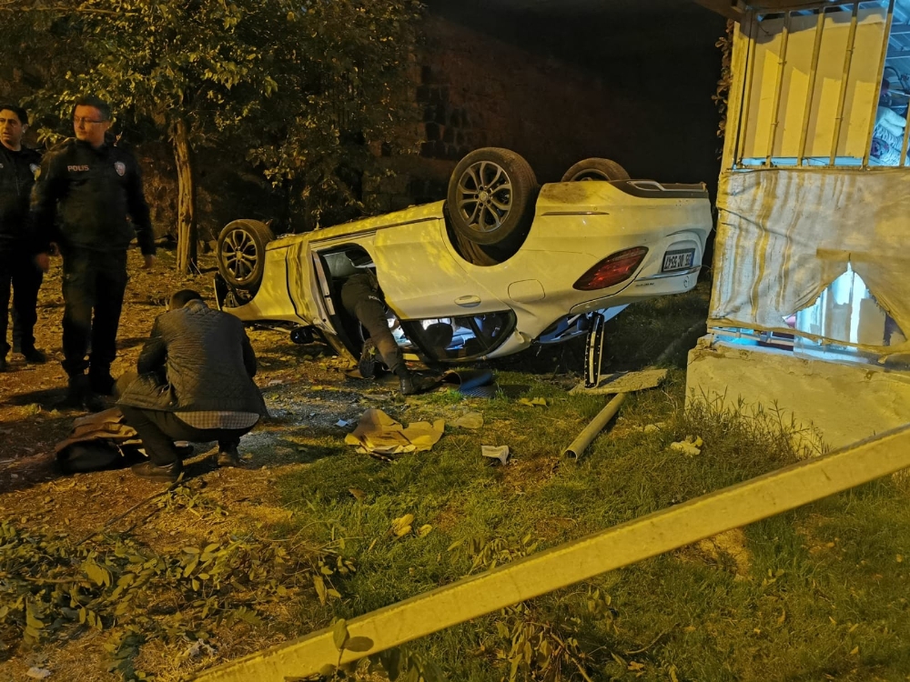 Şanlıurfada Otomobil Binanın Bahçesine Düştü: 3Ü Çocuk 5 Yaralı