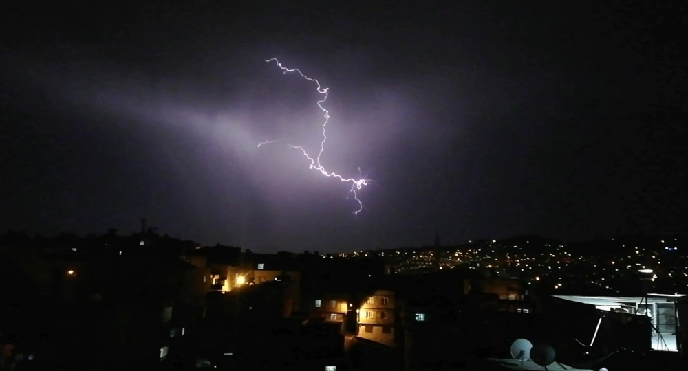 Şanlıurfa’da şimşekler gökyüzünü aydınlattı