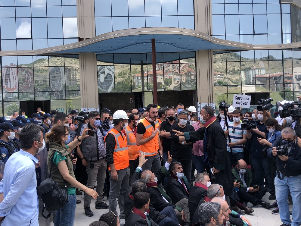 Şantiye alanında oturma eylemi yapan baro başkanlarına işçilerden tepki
