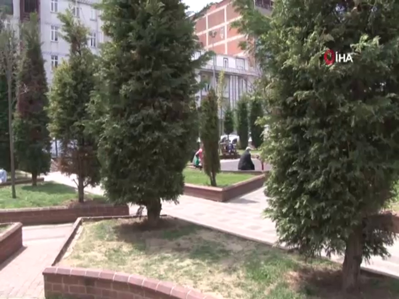 Saplantılı aşık, nişanlanan kızı parkta vurdu