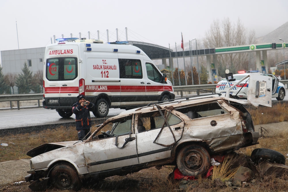 Şarampole Devrilen Otomobil Hurdaya Döndü: 4 Yaralı
