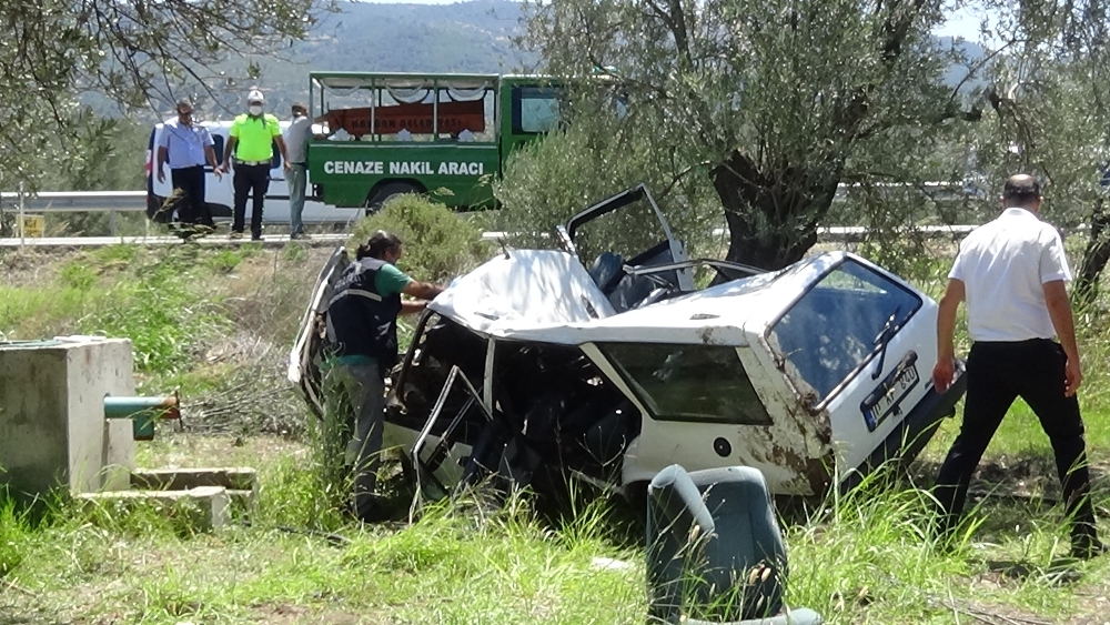 Şarampole uçan otomobil 2 kişiye mezar oldu