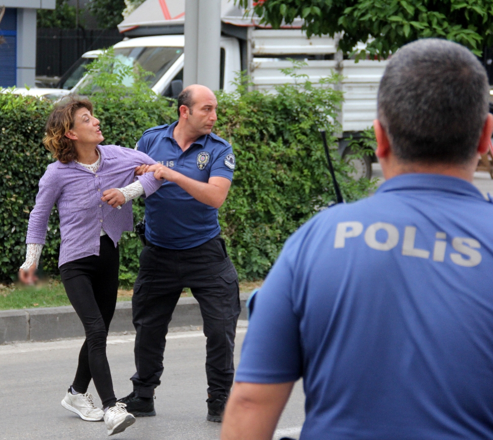 Sarhoş kadın taksiciye bıçak çekip aynalarını kırdı